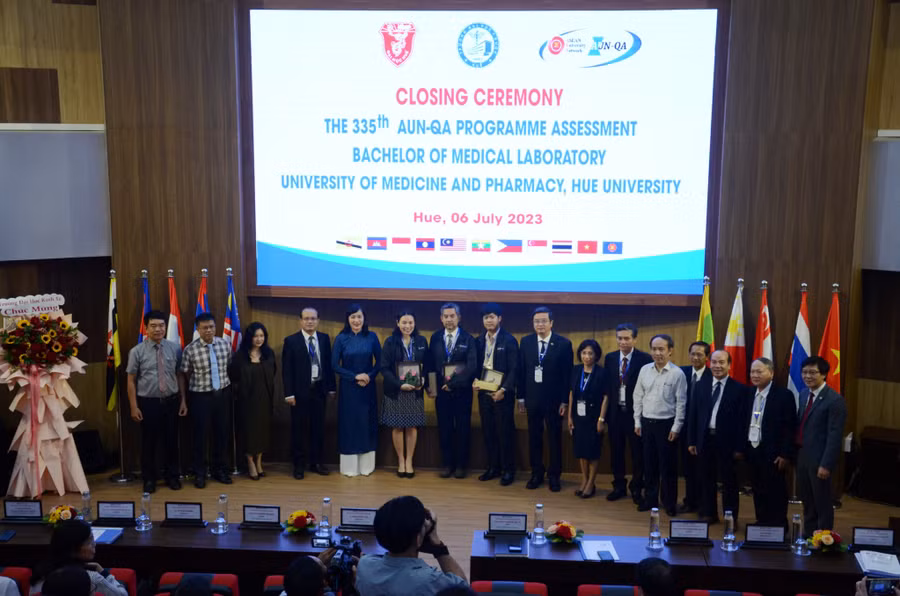 Kết thúc đợt đánh giá ngoài Ngành Cử nhân Xét nghiệm Y học, Trường Đại học Y - Dược, Đại học Huế - ngành học đầu tiên trong toàn khối Đại học Huế theo chuẩn AUN-QA phiên bản 4.0 (Ảnh: Đức Nguyễn).