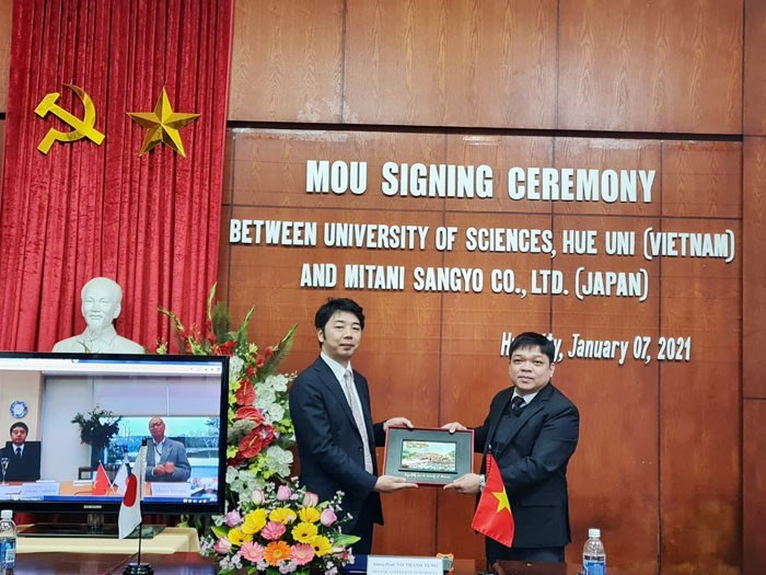 Trường ký kết trực tuyến Thỏa thuận hợp tác với Tập đoàn Mitani, Nhật Bản. Trường ký kết trực tuyến Thỏa thuận hợp tác với Tập đoàn Mitani, Nhật Bản.