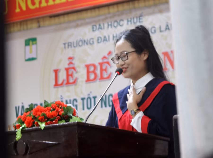 SV đại diện phát biểu đã gửi lời cảm ơn đến công sức dạy dỗ của thầy cô nhà trường và sự lo lắng, quan tâm của cha mẹ.