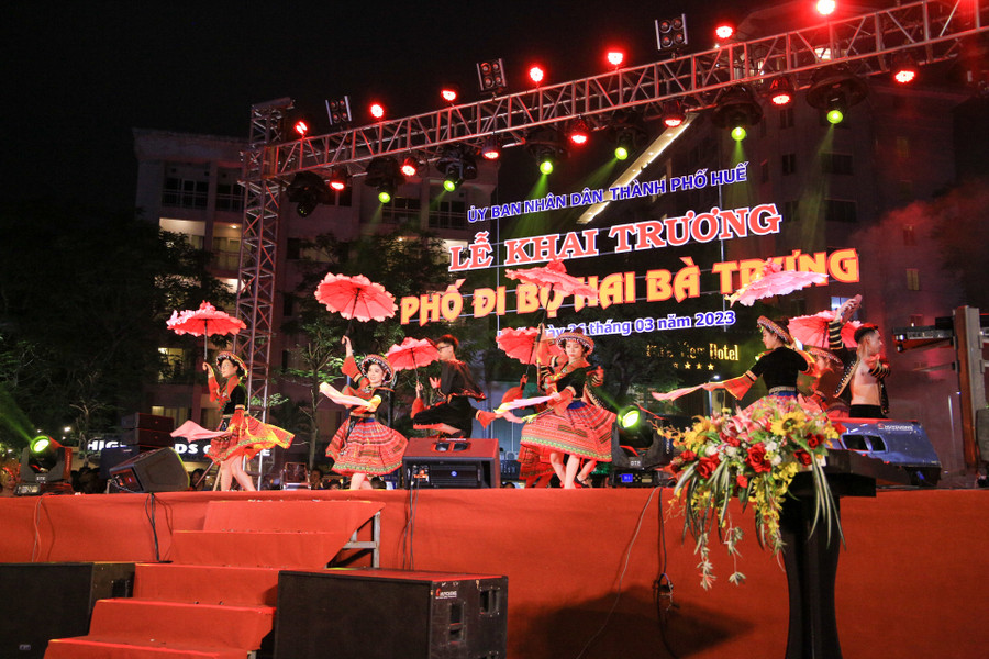 Trang phục đồng bào dân tộc vùng Tây Bắc được tái hiện tại “Lễ hội Chào hè Huế 2023” với chương trình Carnival Sắc màu du lịch trên tuyến phố đi bộ Hai Bà Trưng.