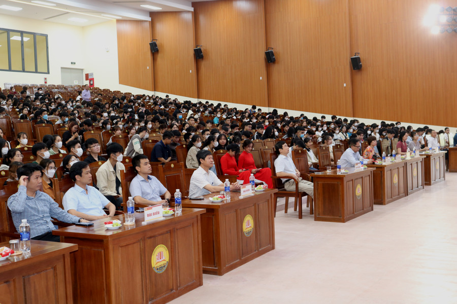 Các đại biểu tham và sinh viên tham dự lễ ký kết hợp tác.