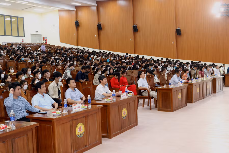 Các đại biểu tham và sinh viên tham dự lễ ký kết hợp tác.