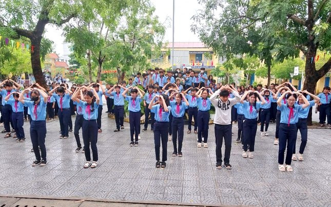 Các học sinh hào hứng giờ chào cờ đầu tuần và các tiết mục nhảy múa mừng ngày Nhà giáo Việt Nam. Các học sinh hào hứng giờ chào cờ đầu tuần và các tiết mục nhảy múa mừng ngày Nhà giáo Việt Nam.