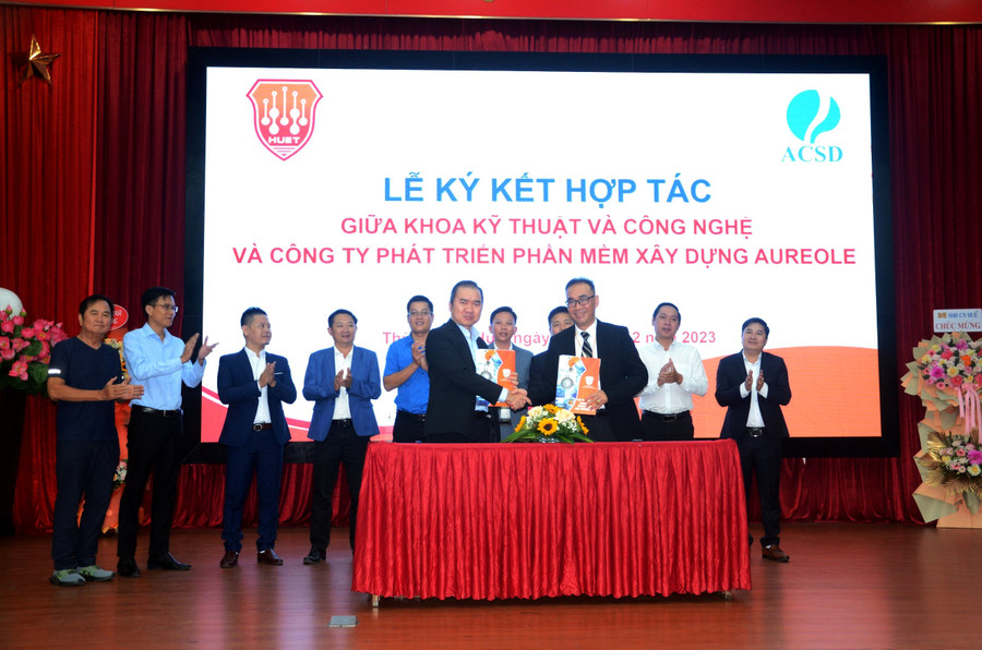 Ký kết với các doanh nghiệp nhằm thúc đẩy mô hình trường học và doanh nghiệp trong thời gian tới. (Ảnh: Đại Dương)