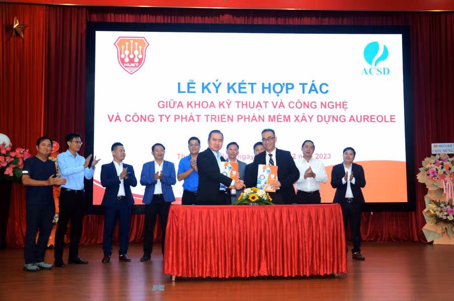 Ký kết với các doanh nghiệp nhằm thúc đẩy mô hình trường học và doanh nghiệp trong thời gian tới. (Ảnh: Đại Dương)