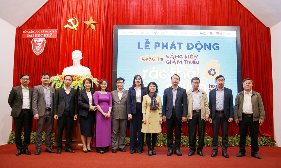 Các đại biểu, khách mời chụp hình lưu niệm.