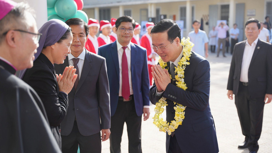 Chủ tịch nước Võ Văn Thưởng thăm, chúc mừng Giáng sinh và năm mới 2024 tại Huế. Chủ tịch nước Võ Văn Thưởng thăm, chúc mừng Giáng sinh và năm mới 2024 tại Huế.