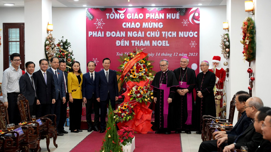 Chủ tịch nước và Đoàn công tác chúc mừng Giáng sinh và năm mới 2024. Chủ tịch nước và Đoàn công tác chúc mừng Giáng sinh và năm mới 2024.