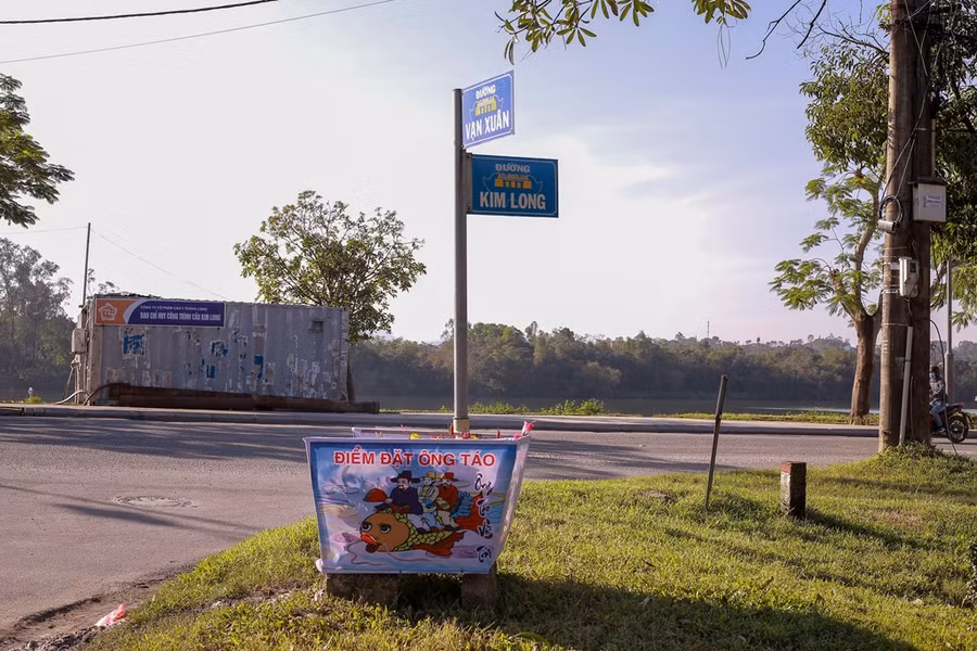 Việc lần đầu tiên một phường tại TP Huế bố trí các khung để đặt ông Táo được sự đồng thuận của nhiều người dân, và thể hiện hình ảnh văn minh, góp phần bảo vệ môi trường. (Ảnh: Hoàng Hải).