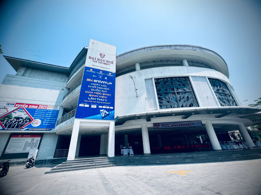 Sân tòa nhà được treo biển cho Ngày hội.