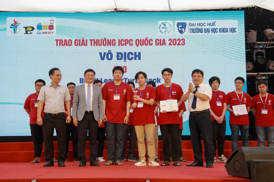 Trao giải thưởng ICPC quốc gia 2023 cho đội vô địch.