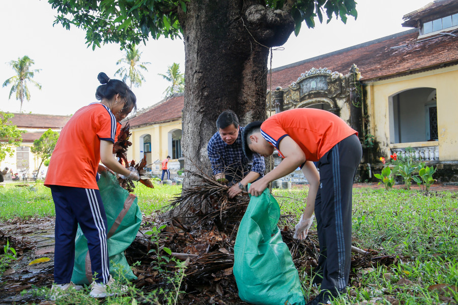 Ông Nguyễn Tân – Giám đốc Sở GD&amp;ĐT tỉnh Thừa Thiên – Huế cùng học sinh tham gia dọn dẹp tại Di Luân Đường.