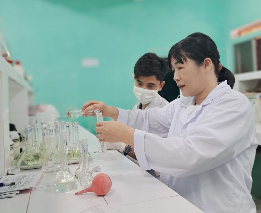 Nhiều thành tích ấn tượng với nữ giáo sư lĩnh vực Nông học tại Trường ĐH Nông lâm, ĐH Huế. Nhiều thành tích ấn tượng với nữ giáo sư lĩnh vực Nông học tại Trường ĐH Nông lâm, ĐH Huế.