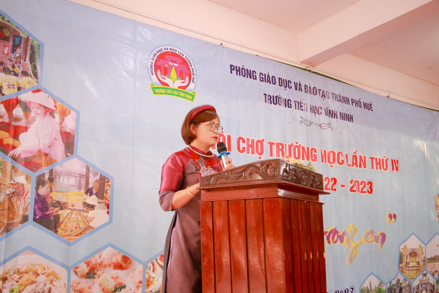 Cô Nguyễn Ngọc Minh Trang – Hiệu trưởng Trường Tiểu học Vĩnh Ninh chia sẻ tại chương trình. Cô Nguyễn Ngọc Minh Trang – Hiệu trưởng Trường Tiểu học Vĩnh Ninh chia sẻ tại chương trình.