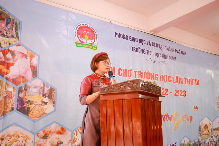 Cô Nguyễn Ngọc Minh Trang – Hiệu trưởng Trường Tiểu học Vĩnh Ninh chia sẻ tại chương trình.