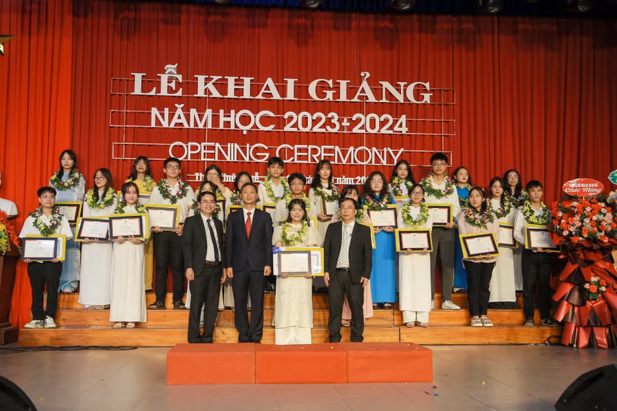 Trao tặng giấy khen, học bổng và vinh danh thủ khoa trường, thủ khoa ngành tại lễ khai giảng.
