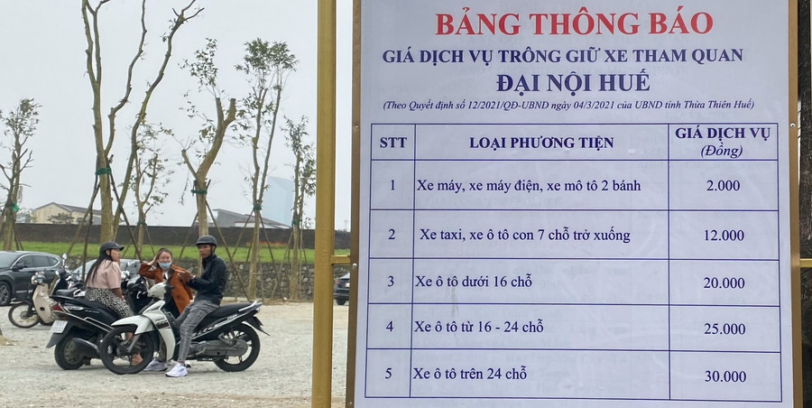 Bảng niêm yết giá dịch vụ trông giữ xe đặt tại bãi công khai tuy nhiên nhân viên vẫn thu vượt mức quy định sau 17h chiều. Bảng niêm yết giá dịch vụ trông giữ xe đặt tại bãi công khai tuy nhiên nhân viên vẫn thu vượt mức quy định sau 17h chiều.