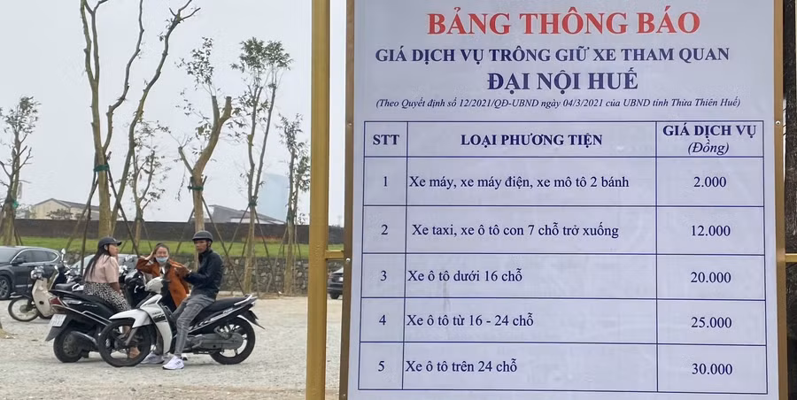 Bảng niêm yết giá dịch vụ trông giữ xe đặt tại bãi công khai tuy nhiên nhân viên vẫn thu vượt mức quy định sau 17h chiều.