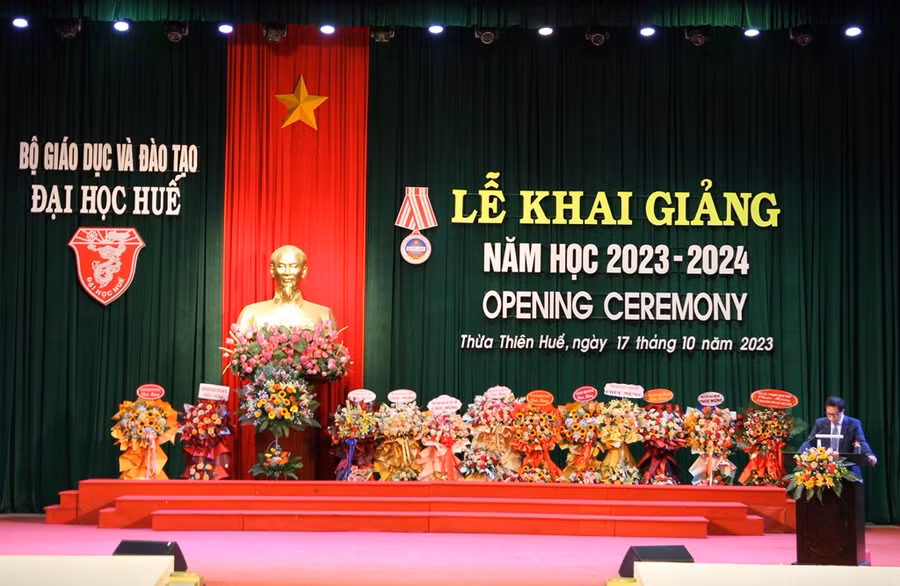 Giám đốc ĐH Huế phát biểu tại lễ khai giảng.