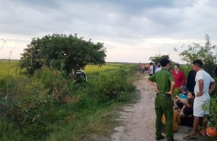 Nhiều người dân đến hiện trường theo dõi vụ việc (Ảnh: BT). Nhiều người dân đến hiện trường theo dõi vụ việc (Ảnh: BT).