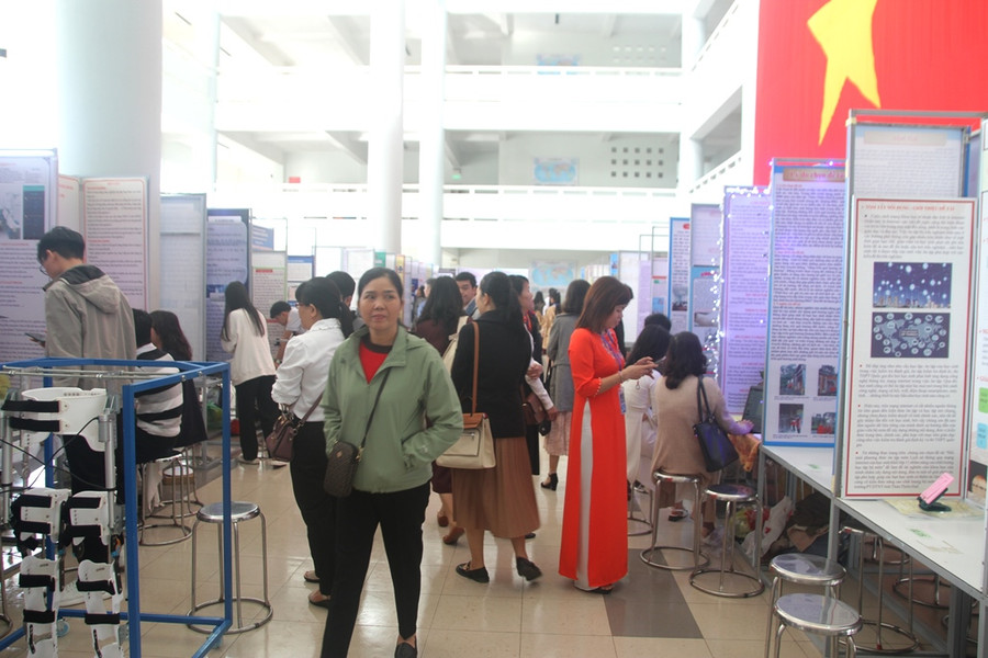 104 đề tài thuộc 5 nhóm lĩnh vực với tổng số học sinh dự thi là 195.