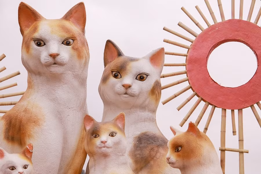 Sự quây quần của gia đình mèo làm nhiều người dân cảm nhận sự ấm áp và tình cảm các linh vật.