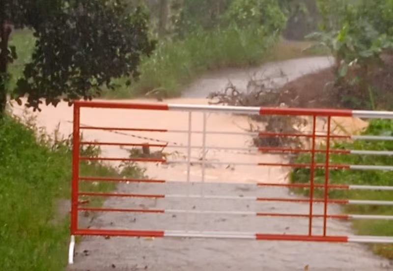 Một tuyến đường tại huyện miền núi Nam Đông được chốt chặn vì nước lũ tràn qua trong sáng 14/11. (Ảnh: Q.T)