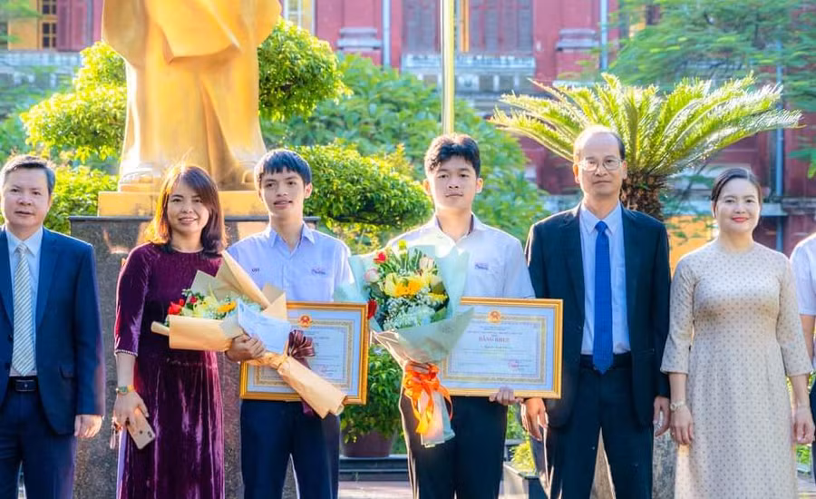 Tỉnh Thừa Thiên - Huế tuyên dương 2 học sinh xuất sắc. (Ảnh: B.M)