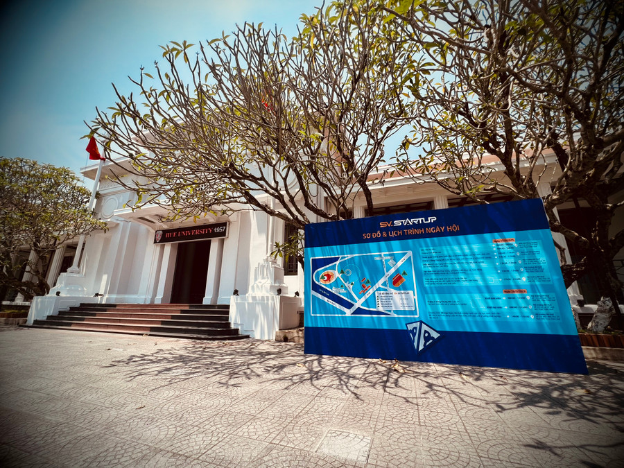 Các pano, biển chỉ dẫn về sơ đồ, lịch trình ngày hội được bố trí ở nhiều nơi quanh 3 điểm chính diễn ra Ngày hội là Trụ sở chính Đại học Huế số 3 đường Lê Lợi - Học viện Âm nhạc Huế số 1 đường Lê Lợi - trụ sở Đại học Huế số 2 đường Điện Biên Phủ, TP Huế.