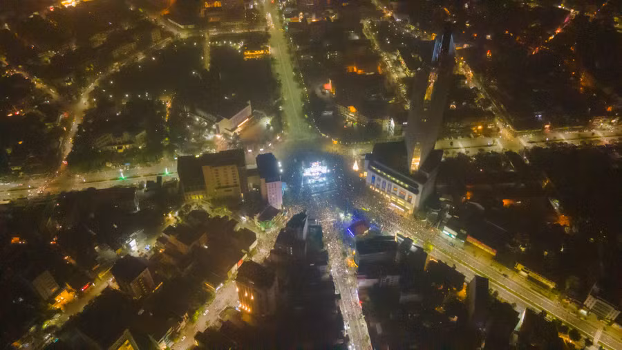 Càng về khuya có hàng nghìn người đổ về tại Ngã 6 đường Hùng Vương để xem chương trình tạo nên không khí vui tươi, nhộn nhịp. Càng về khuya có hàng nghìn người đổ về tại Ngã 6 đường Hùng Vương để xem chương trình tạo nên không khí vui tươi, nhộn nhịp.