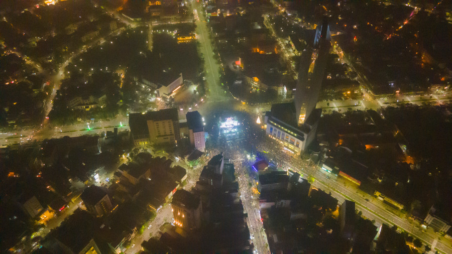 Càng về khuya có hàng nghìn người đổ về tại Ngã 6 đường Hùng Vương để xem chương trình tạo nên không khí vui tươi, nhộn nhịp. Càng về khuya có hàng nghìn người đổ về tại Ngã 6 đường Hùng Vương để xem chương trình tạo nên không khí vui tươi, nhộn nhịp.