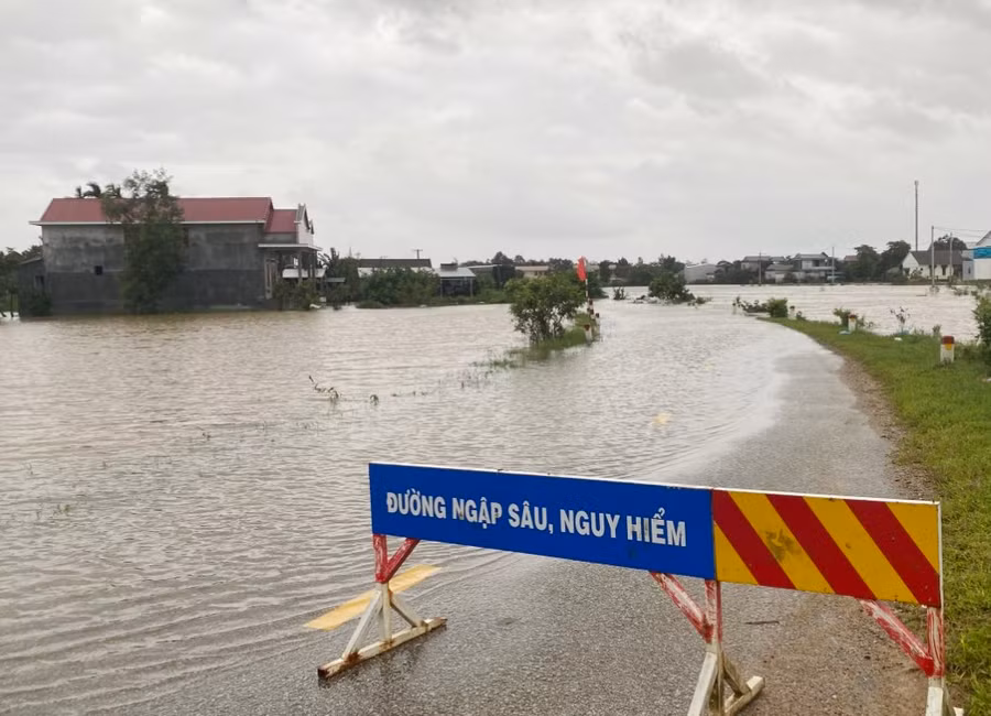 Các chốt chặn tại nhiều đường dẫn về các vùng trũng xã Phong Hòa, Phong Bình tại huyện Phong Điền.