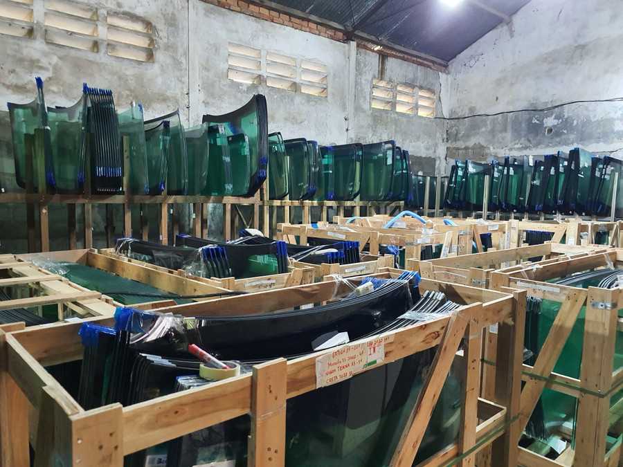 Nhiều thiết bị và kính xe ô tô giả đang chuẩn bị xuất kho đi tiêu thụ bị Phòng Cảnh sát kinh tế, Công an tỉnh Thừa Thiên - Huế bắt giữ. (Ảnh: CACC) Nhiều thiết bị và kính xe ô tô giả đang chuẩn bị xuất kho đi tiêu thụ bị Phòng Cảnh sát kinh tế, Công an tỉnh Thừa Thiên - Huế bắt giữ. (Ảnh: CACC)