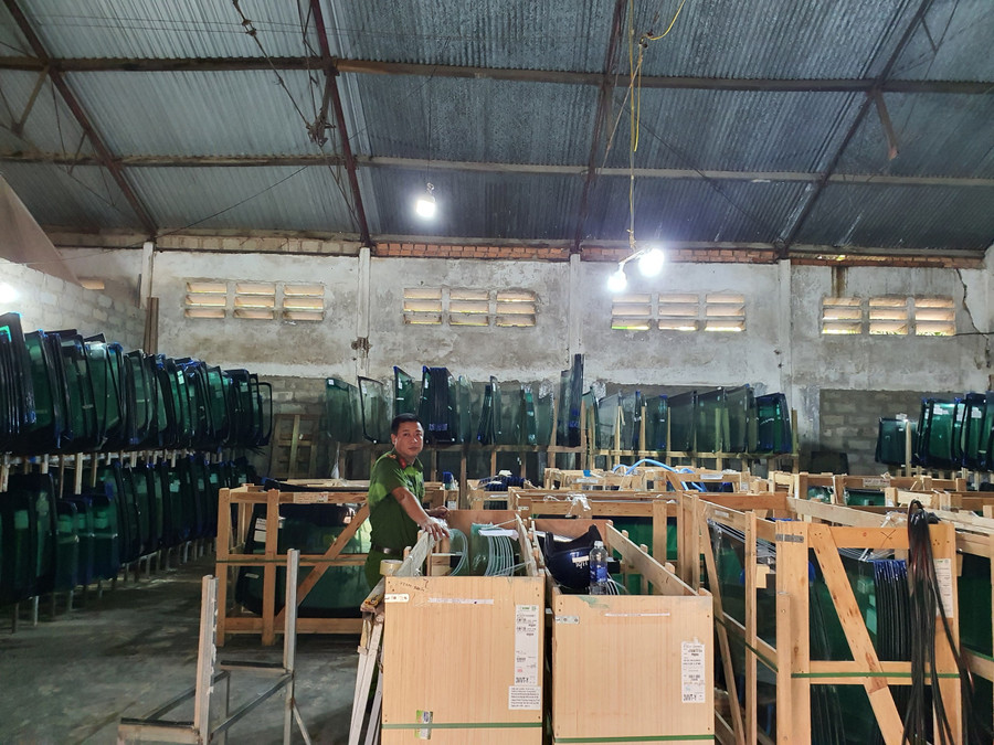 Hơn 500 kính ô tô giả đang được chứa trong các kho của Lợi và Như. Hơn 500 kính ô tô giả đang được chứa trong các kho của Lợi và Như.