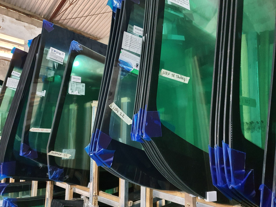 Các kính xe giả được làm rất tinh vi. Các kính xe giả được làm rất tinh vi.
