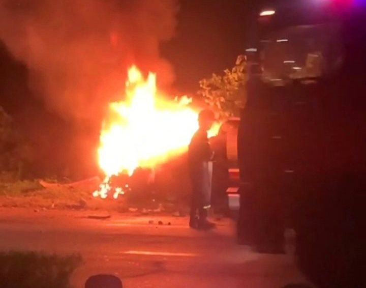 Đám cháy lớn gần cây xăng. (Ảnh: Minh Tích)