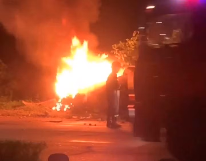 Đám cháy lớn gần cây xăng. (Ảnh: Minh Tích)