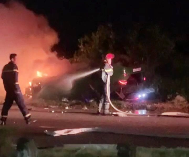 Cảnh sát PCCC nhanh chóng dập lửa. (Ảnh: Minh Tích)