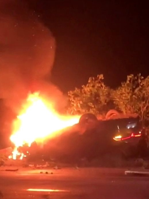 Chiếc ô tô bốc cháy dữ dội. (Ảnh: Minh Tích)