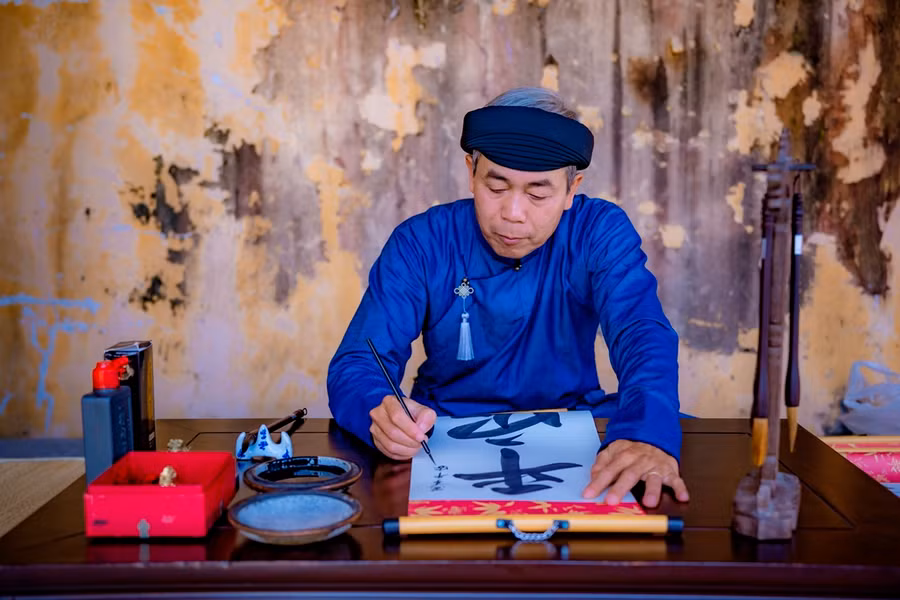 Ông Đồ cho chữ đầu năm.