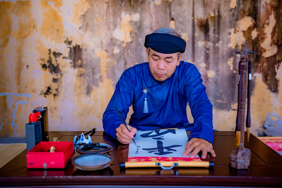 Ông Đồ cho chữ đầu năm. Ông Đồ cho chữ đầu năm.