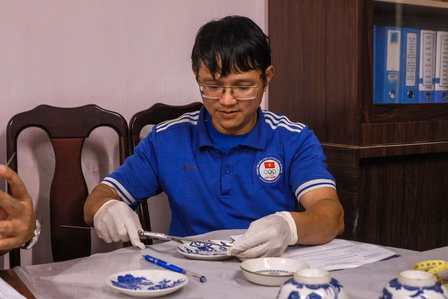 Đại diện Bảo tàng Cổ vật Cung đình Huế tiến hành đo đạc kích thước hiện vật và ghi vào biên bản tiếp nhận. Đại diện Bảo tàng Cổ vật Cung đình Huế tiến hành đo đạc kích thước hiện vật và ghi vào biên bản tiếp nhận.