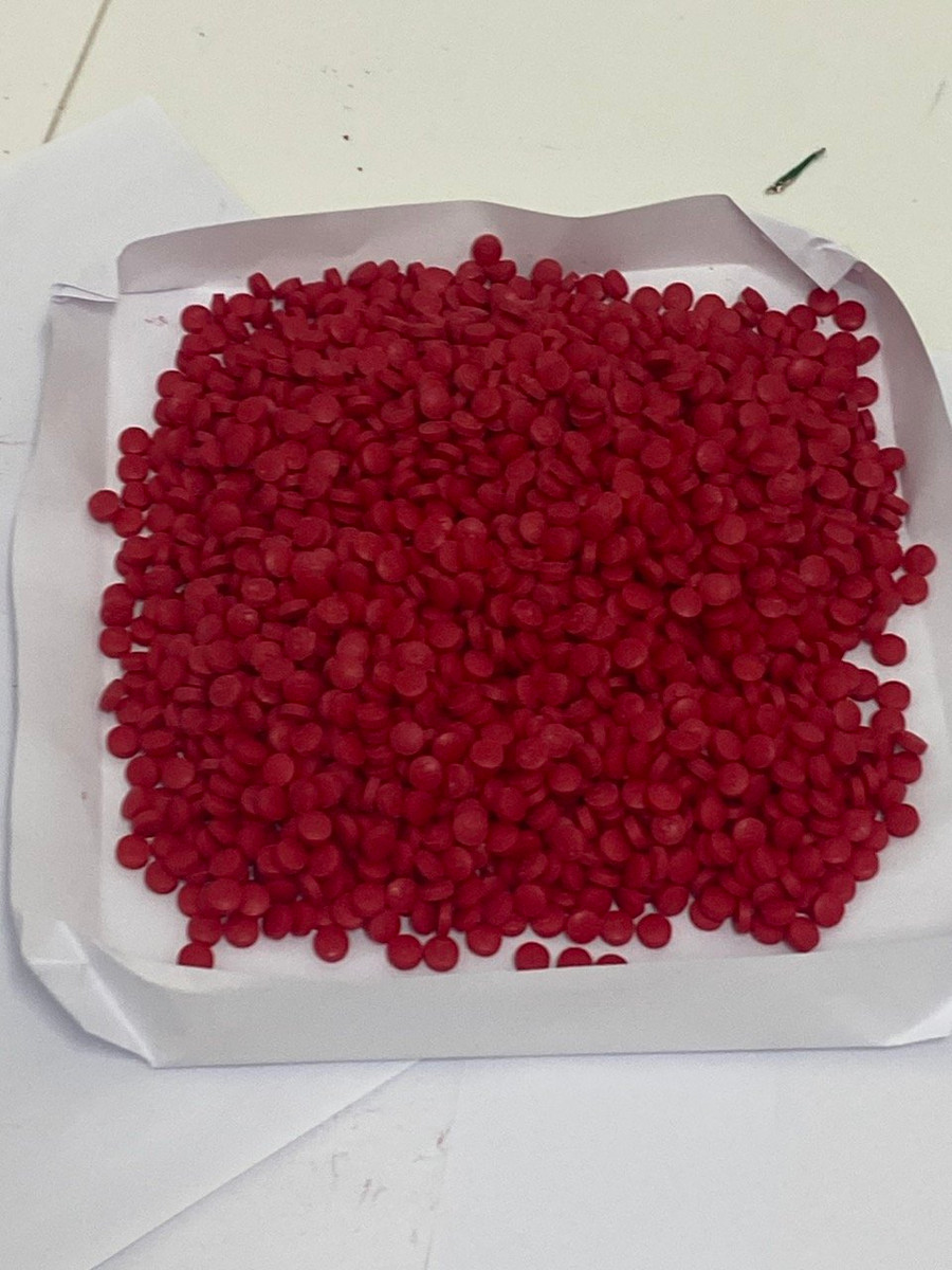 Tổng cộng có tất cả 2.317 viên nén màu đỏ và 20 viên nén màu xanh là ma tuý tổng hợp dạng hồng phiến được Hoàng mua về để bán lại kiếm lời. (Ảnh: CACC) Tổng cộng có tất cả 2.317 viên nén màu đỏ và 20 viên nén màu xanh là ma tuý tổng hợp dạng hồng phiến được Hoàng mua về để bán lại kiếm lời. (Ảnh: CACC)