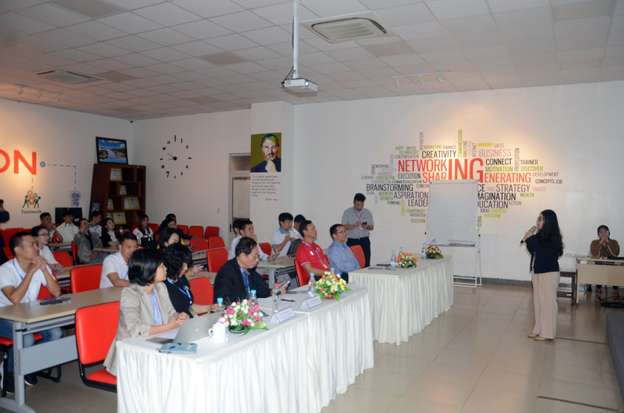 Doanh nghiệp giới thiệu dự án đến các nhà đầu tư. Doanh nghiệp giới thiệu dự án đến các nhà đầu tư.