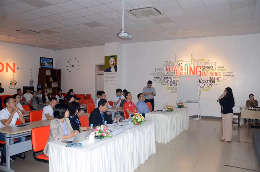 Doanh nghiệp giới thiệu dự án đến các nhà đầu tư.