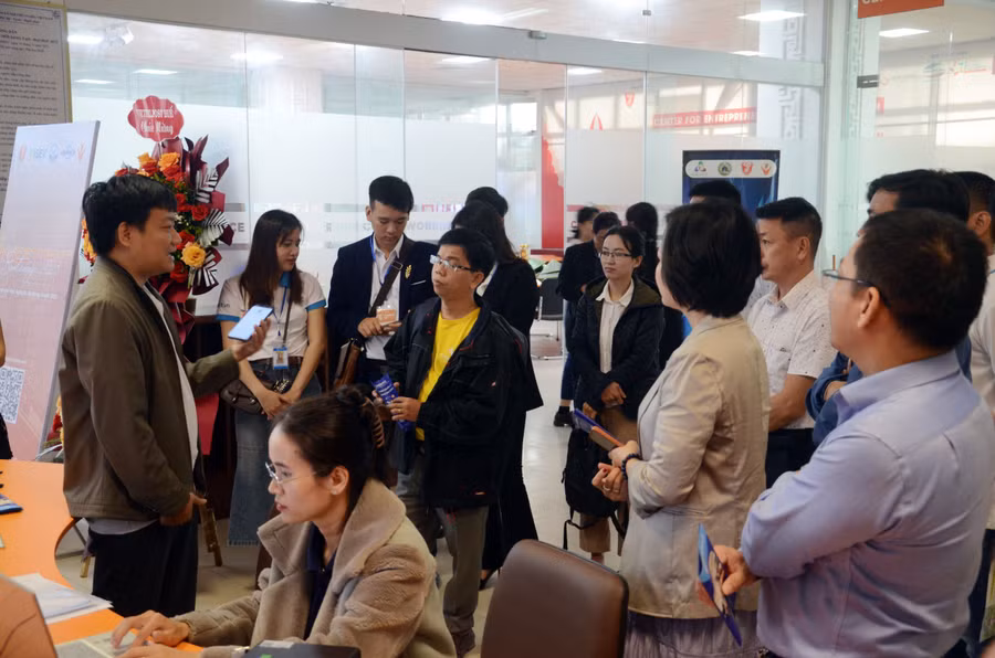 Ngày hội sôi nổi với nhiều người tham gia, quan tâm.