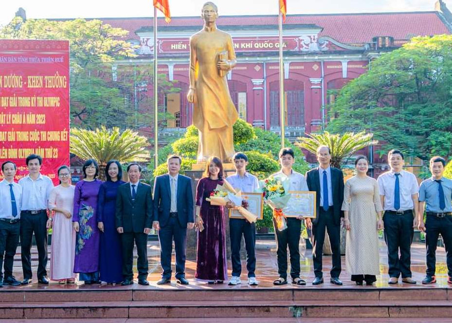Đại diện lãnh đạo, Sở GD&ĐT, Ban cha mẹ học sinh chụp ảnh lưu niệm cùng 2 học sinh. Đại diện lãnh đạo, Sở GD&ĐT, Ban cha mẹ học sinh chụp ảnh lưu niệm cùng 2 học sinh.