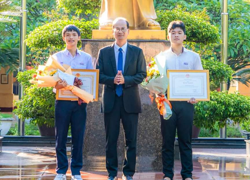 Em Nguyễn Minh Tài Lộc được tặng Bằng khen tại Kỳ thi Olympic Vật lý châu Á năm 2023 (phải) và em Nguyễn Minh Triết - giải Ba cuộc thi chung kết năm Đường lên đỉnh Olympia năm thứ 23 (trái). Em Nguyễn Minh Tài Lộc được tặng Bằng khen tại Kỳ thi Olympic Vật lý châu Á năm 2023 (phải) và em Nguyễn Minh Triết - giải Ba cuộc thi chung kết năm Đường lên đỉnh Olympia năm thứ 23 (trái).