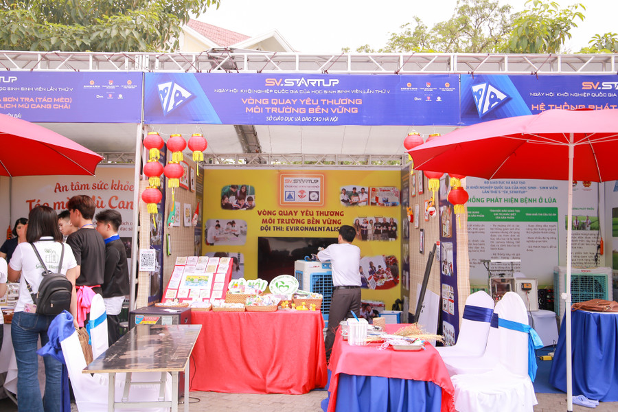 Gian hàng Vòng quay yêu thương, môi trường bền vững là một ý tưởng giúp bảo vệ môi trường của học sinh thuộc Sở GD&amp;ĐT TP Hà Nội tại Ngày hội.