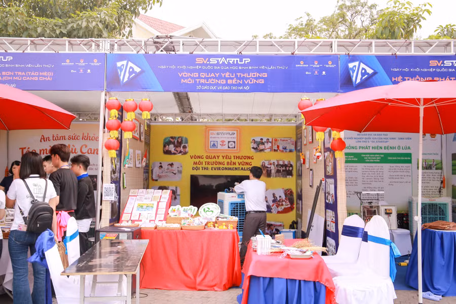 Gian hàng Vòng quay yêu thương, môi trường bền vững là một ý tưởng giúp bảo vệ môi trường của học sinh thuộc Sở GD&amp;ĐT TP Hà Nội tại Ngày hội.